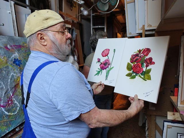 Max Borer mit einem Blumenbild. Bild Peter Schütz