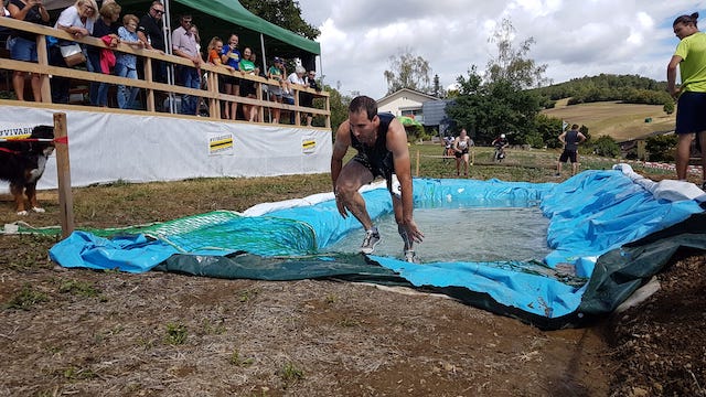 Kampf im Wassergraben. Aufgrund der Wasserknappheit beschränkte man sich auf einen Graben. Foto: zVg
