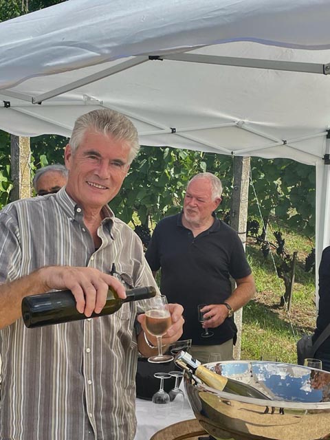 Weinbauer Hans Fischer kredenzt den «Blanc de Noir». Foto: Jürg Waldburger