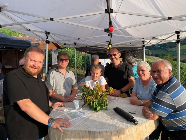 Freudiges Warten auf die Wessenberger Wy-Suppe in gemütlicher Runde. Foto: Jürg Waldburger