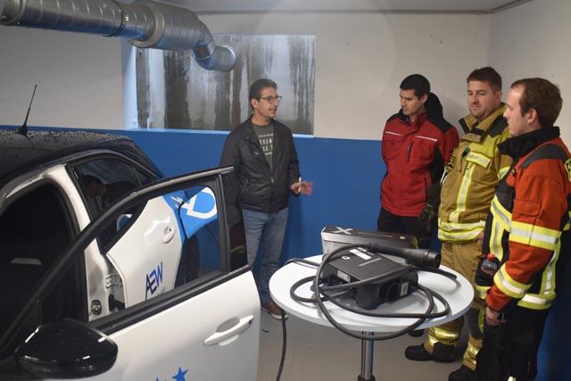 Um das Elektrofahrzeug, das am Aufladen ist, stromlos zu machen muss das Ladekabel durchtrennt werden. Foto: René Birri