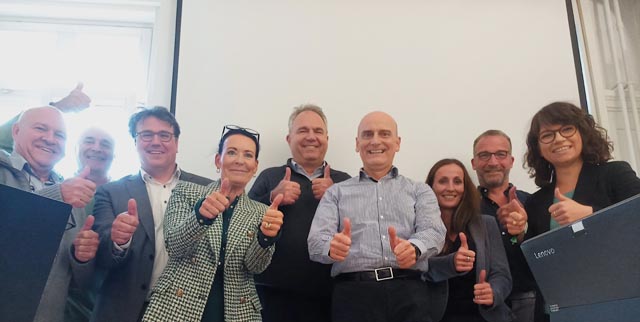 Anlässlich der Gründung der GLP International in Bern wurde Béa Bieber (im grünkarierten Blazer) in den Vorstand gewählt. Foto: glp