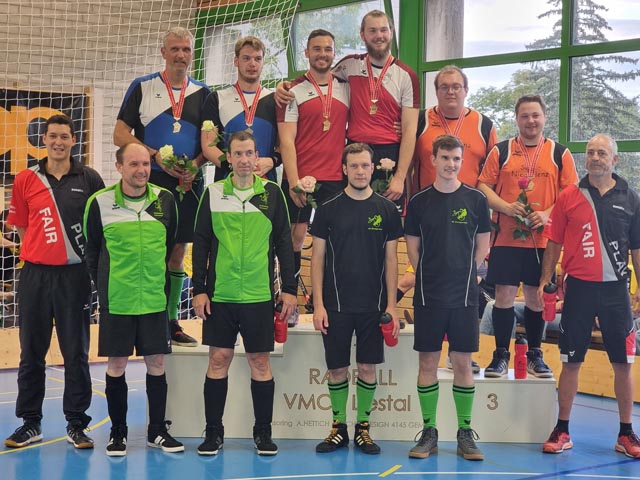 In der 2.Liga holten sich Raphael Schmid und Stuart Müller (hinten Mitte) den Titel. Foto: zVg