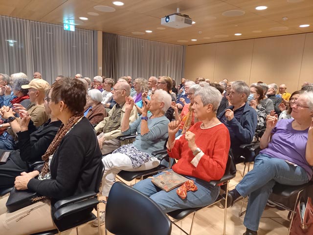 Vortrag zum Thema «gesund Ü60» in der Reha Rheinfelden vor vollem Saal. Foto: zVg