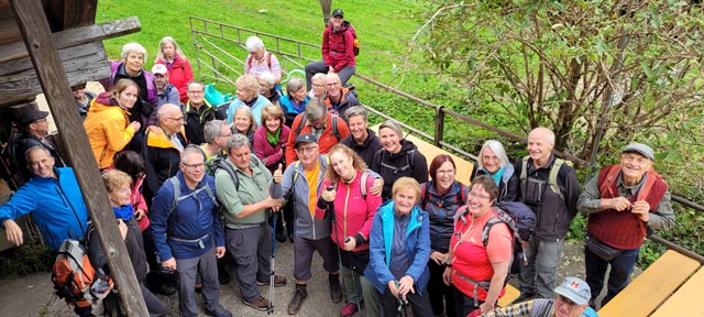 36 Naturfreunde genossen die Herbstwanderung. Foto: Walti Stebler