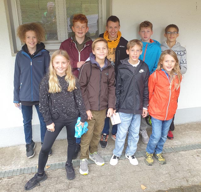 Neun Jugendliche machten ihre ersten Versuche im Schiesssport. Foto: zVg