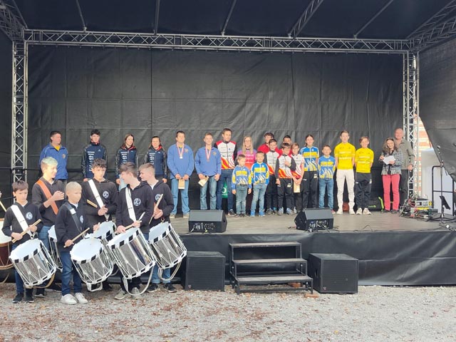 Schlussfoto mit allen Athletinnen und Athleten sowie Regina Erhard und Stadtammann Herbert Weiss (rechts). Foto: zVg