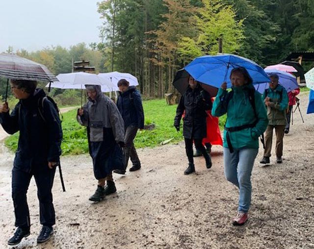 Pilgern im Regen. Foto: zVg