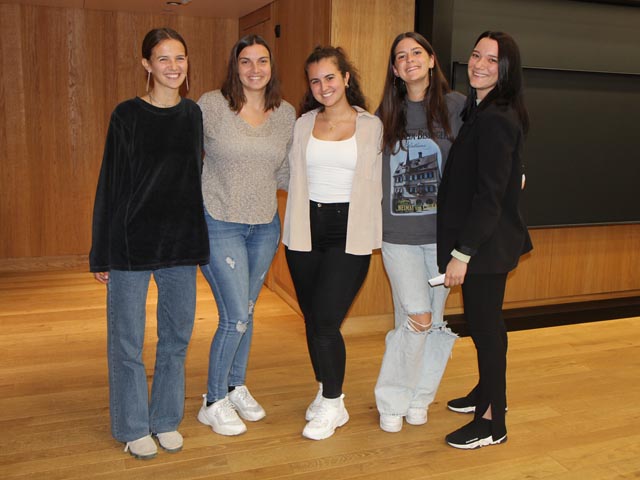 Die Verfasserinnen der Nachhaltigkeitsstudie zum Caritas-Projekt «Co-Pilot» (von links): Anna Galliker, Riana Baumberger, Tena Lovric, Chiara Savoldelli und Emilija Babic. Foto: FHNW