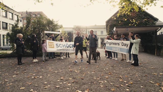 Für die Übergabe der Zeitkapsel mit den Geleitschreiben der Stadt Aarau und des Kantons Aargau, machte der Staffelläufer Etienne Michel auf seinem Weg von Schlieren nach Bern in Aarau Halt. Foto: Girts Apskalns