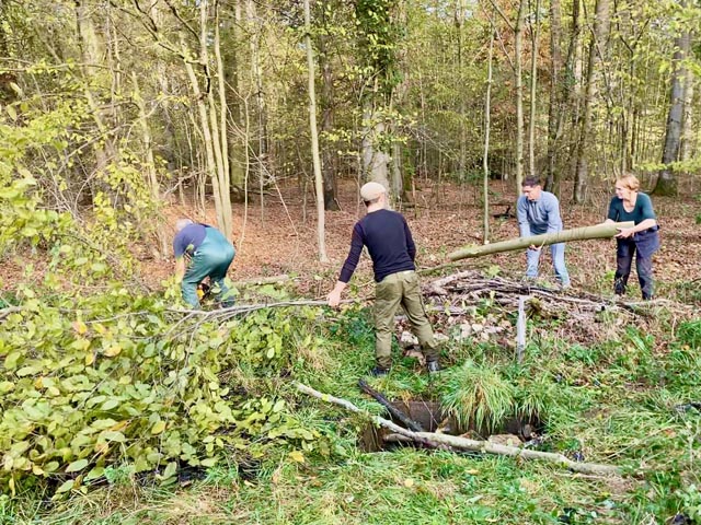 Fleissig waren sie, die etwa 20 Helfer, die sich am 9. Rheinfelder Naturschutztag engagierten. Foto: zVg