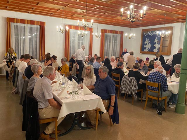 Weinfreunde sind bereit für das «Wine &amp; Dine». Foto: zVg