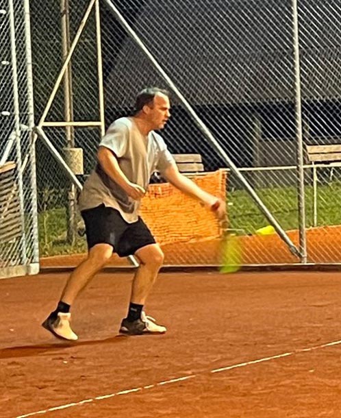 In Action beim Eröffnungsspiel auf der umgebauten Anlage des TC KWL: Jörg Reichert, der CEO der Energiedienst Holding AG (EDH), welche dem TC KWL die Anlage verpachtet. Foto: zVg