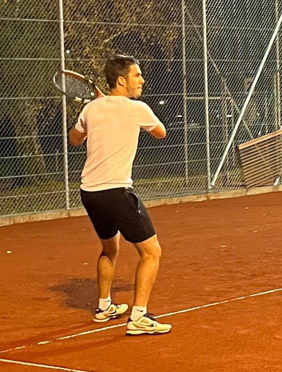 In Action beim Eröffnungsspiel auf der umgebauten Anlage des TC KWL: Der Laufenburger Stadtmeister 2022, Christoph Rehmann. Foto: zVg