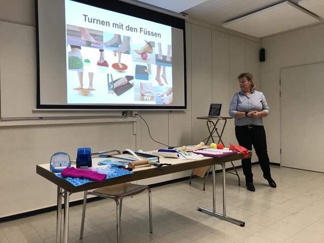 Vreni Suppiger gab den Teilnehmerinnen des Vortrags wertvolle Tipps zum Thema Füsse. Foto: Claudia Mösch