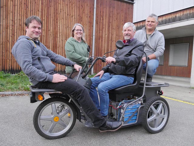 Roland Graf, Denise Schleuniger, Max Leemann und Nick Schleuniger (v.l.) auf dem Posttöffli, das mal Emma, die Lokomotive, werden soll. Foto: Jörn Kerckhoff