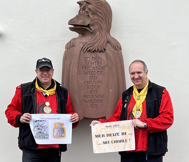 Narrenvater Marco Zaugg und Elferrat Martin Meier präsentieren das Logo und die Plakette 2023 (vorerst nur auf Papier). Foto: Delian Hörth