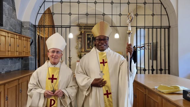 Bischof Bruno Ateba traf bei seinem Besuch in der schweiz auch Diözesanbischof Joseph Maria Bonnemain in Chur. Foto: zVg