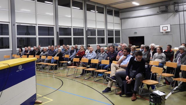 Die Zuhörerschaft an der Kick-off-Veranstaltung, welche in der Arbeitsgruppenarbeit wesentliche Bausteine für die neue Gemeinde zusammentragen kann. Fotos: Peter Bircher