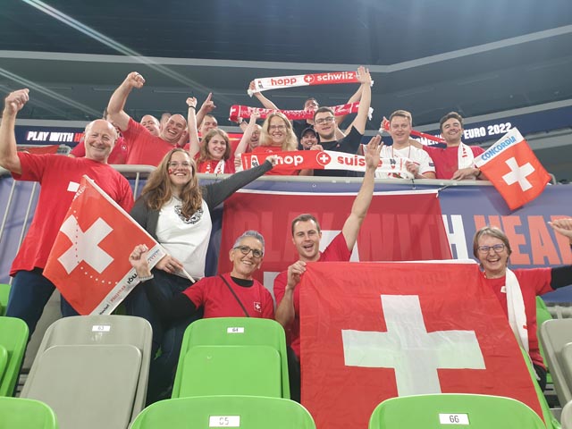 Die Trainerinnen und Trainer des TV Stein feuerten die Schweizer Handball-Frauen kräftig an. Foto: zVg