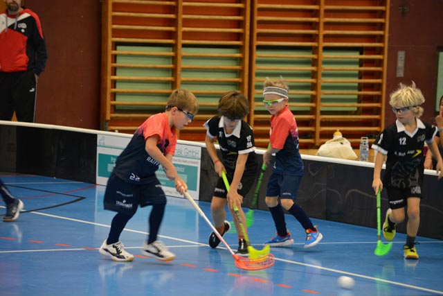 Erste Turniererfahrung machten die Unihockey-Kinder aus dem Fricktal. Foto: zVg