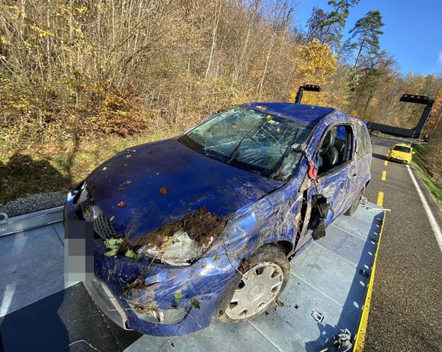 Am Personenwagen entstand Totalschaden. Foto: Polizei AG