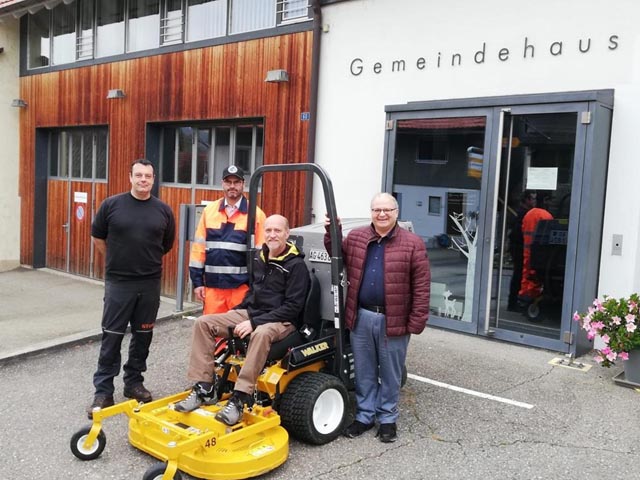 Von links: Hartmut Jehle (Inhaber und Geschäftsführer der Bernhard Jehle AG), Alexander Riner (Bauamtsmitarbeiter), Martin Hollinger (Hauswart), Alessandro Quaresima (Gemeinderat). Foto: zVg