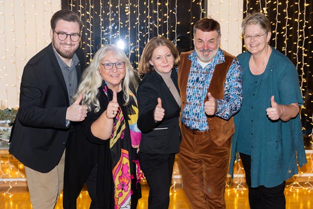 Von links: Die scheidenden Kirchenpflegemitglieder Fabian Weichelt, Justine Speissegger, Pfarrerin Beate Jaeschke, Markus Dutly und Barbara Weilenmann. Foto: Ursula Dutly