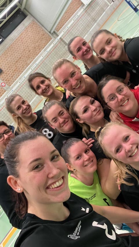 Das obligatorische Siegerselfie nach dem Spiel: Die 2. Liga Damen von Volley Smash 05 Laufenburg-Kaisten blicken auf einen gelungene Saisonstart zurück. Foto: zVg