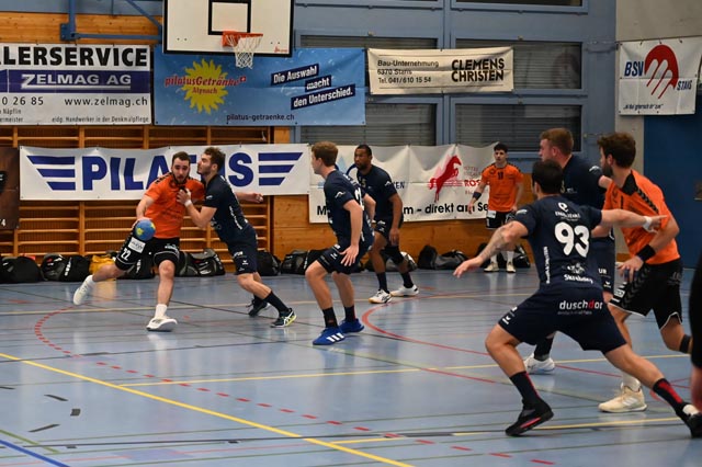 Rudi Safranko gegen eine präsente Stanser Abwehr, trotzdem erzielte er die meisten Tore für Möhlin. Foto: Christine Steck