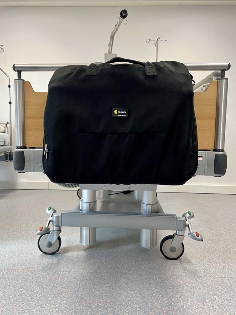 Der ZippBag kann an jedem Spitalbett befestigt werden. Foto: zVg