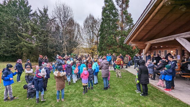 Der Samichlaus und Schmutzli besuchen die Kinder der Turnerfamilie Zeiningen. Foto: zVg