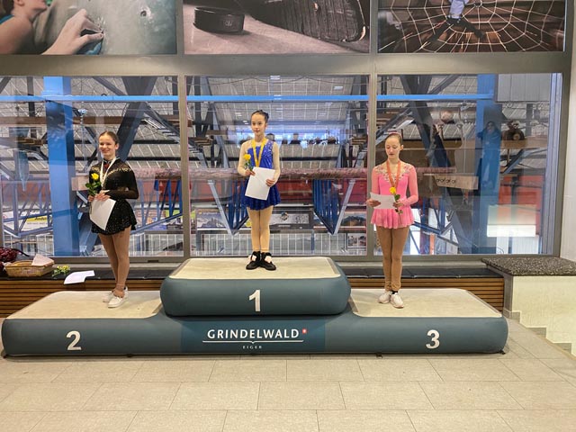 Kürzlich gewann Victoria Philipp bei den Schweizer Meisterschaften im Karate die Goldmedaille, nun stand sie beim Eiskunstlauf ganz oben auf dem Siegertreppchen. Foto: zVg