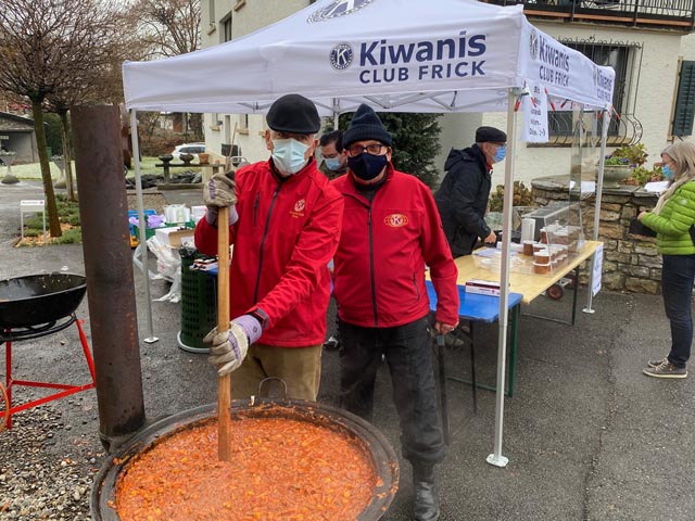 Gut gerührt ist halb gekocht: Die beiden Kiwaner Gusti Husner und Markus Hiltbrunner bereitet das Gulasch am letzjährigen Verkauf bei der Metzgerei Biland in Gipf-Oberfrick zu. Foto: zVg