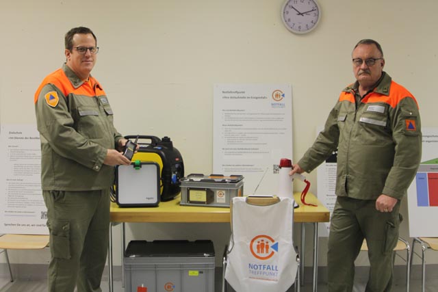 Beat Bühler (links) und Gerhard Zumsteg zeigen das Equipment, mit dem jeder Notfall-Treffpunkt ausgerüstet ist. Foto: Sonja Fasler