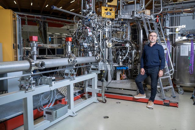 Milan Radovic ist wissenschaftlicher Mitarbeiter an der SIS-Beamline (Spectroscopy of Interfaces and Surfaces) der Synchrotron Lichtquelle Schweiz SLS. Er hat in Serbien an der Universität Belgrad studiert, wo er auch seine Forschungslaufbahn in der Abteilung für Atomphysik begonnen hat. Promoviert hat er an der Universität in Neapel. 2009 wurde Radovic eingeladen, eine gemeinsame Stelle an der EPFL Lausanne und am PSI anzutreten. Seit 2013 ist er wissenschaftlicher Mitarbeiter am PSI. Foto: Paul Scherrer Institut/Mahir Dzambegovic