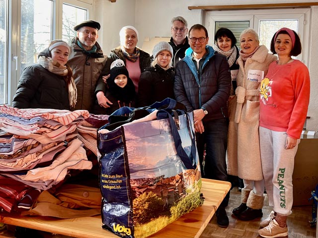Volodymyr Volkov, Präsident von UA-DO in Sisseln (2.v.l.), Ralf Dümpelmann, Vizeammann Sisseln (4.v.r.), Valentina Müller, Präsidentin Switlo (2.v.r.) und die ukrainische Gemeinschaft beim Sortieren der Kleider. Foto: zVg