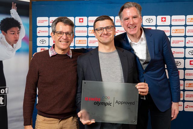 Entgegennahme der Auszeichnung von Swiss Olympic durch Lorenz Moser (Chefphysiotherapeut), Dr. med.Richard Glaab (Leiter Zentrum für Sportmedizin und Leiter Sporttraumatologie) und Dipl. Arzt Sven Sprenger (Co-Leiter Zentrum für Sportmedizin und Sportpädiater). Foto: ksa