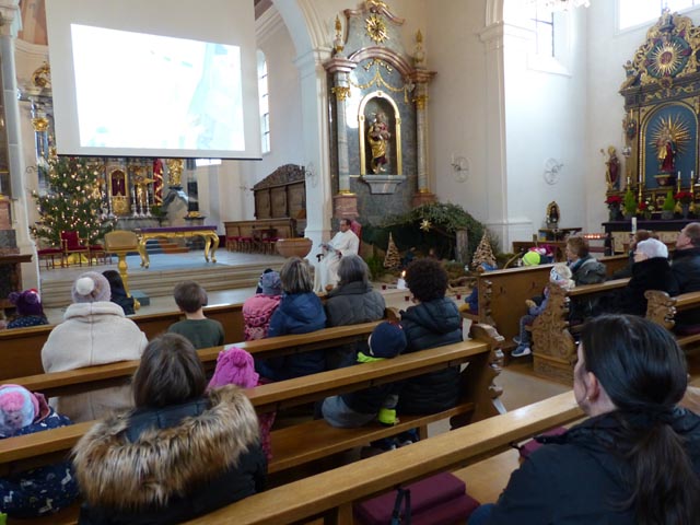 Andächtiges Zuhören beim Kinderorgelkonzert in Frick. Foto: zVg