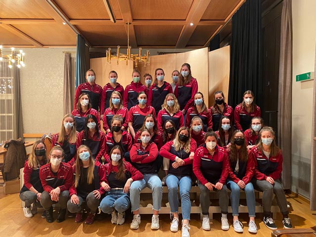 Die versammelten Aktiv- und Mitturnerinnen des DTV Wölflinswil. Foto: zVg