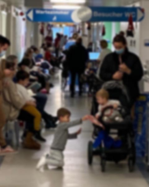 Das Bild zeigt den KSB-Kindernotfall am 26.12.2022 um die Mittagszeit. Die Behandlungs- und Wartezimmer waren zu diesem Zeitpunkt bereits allesamt belegt. Zwischen 8 und 16 Uhr wurden rund achtzig Kindernotfälle behandelt. Foto: zVg