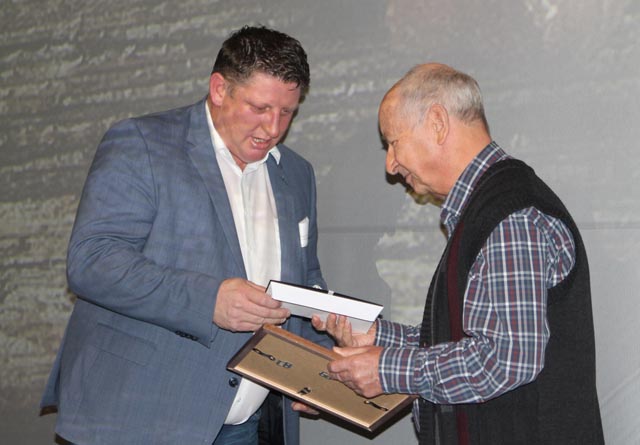 Gemeindeammann Beat Käser (links) überreicht seinem Onkel Fritz Käser eine Ehrenurkunde und ein Geschenk. Foto: Sonja Fasler