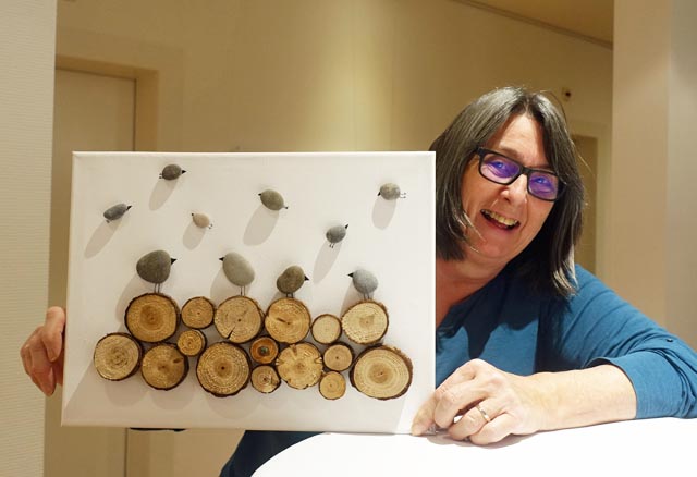 Myrta Senn zeigt im Hotel Eden originelle und fantasievolle Bilder aus Steinen und anderen Naturmaterialien. Foto: Roswitha Frey