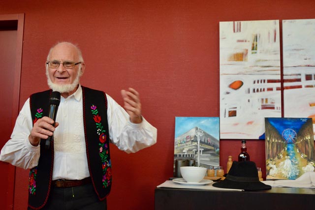 Sprachlehrer Peter Bürgi erklärte die ukrainische Speisenfolge. Foto: zVg