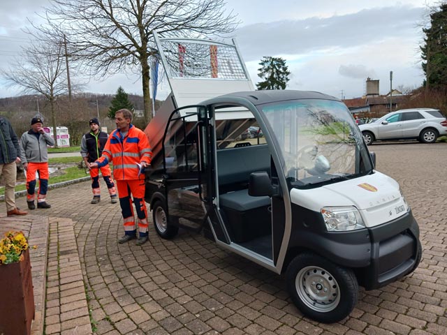 Der Leiter der Technischen Betriebe (Werkhof) Valentin Rohrer freut sich über die Anschaffung des Elektrofahrzeugs. Foto: zVg
