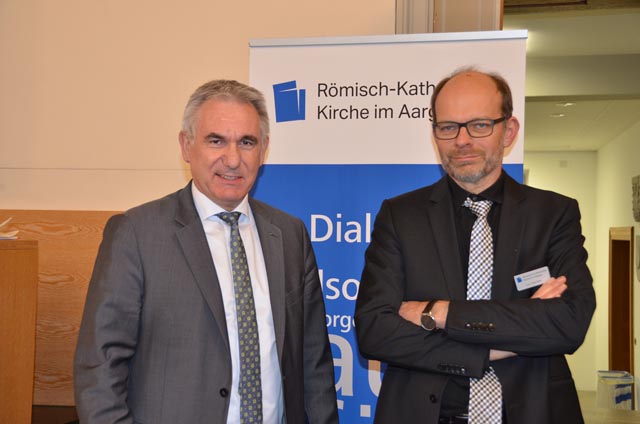 Regierungsrat Alex Hürzeler (links), der zusammen mit Kirchenratspräsident Luc Humbel (rechts) erneut zum Diözesanabgeordneten gewählt wurde, richtete im Namen des Gesamtregierungsrats ein Grusswort an die Synode. Foto: zVg