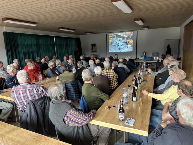 Die Veteranen geniessen den Jahresrückblick von Urs Frei. Foto: zVg