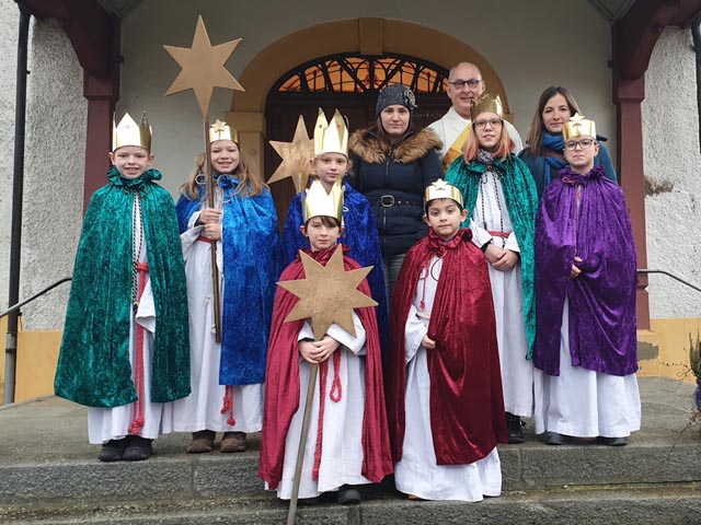 Die Sternsinger vor den Kirche; auf dem Bild fehlen Ian Zimmermann und Geo Thannickal. Foto: Renate Bruhin