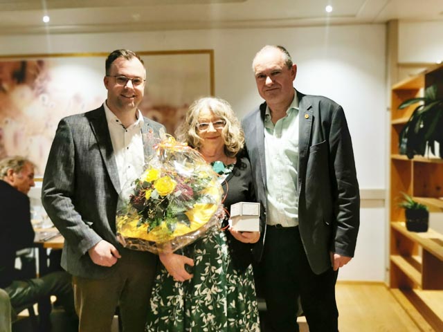 Die Stadtoberhäupter Ulrich Krieger (links) und Herbert Weiss verabschiedeten Renata Vogt. Foto: zVg