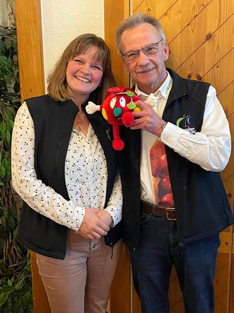  Vorstandsmitglied Steffi Geiser dankt Othmar Eicher mit einer lustigen Anekdote. Foto: zVg